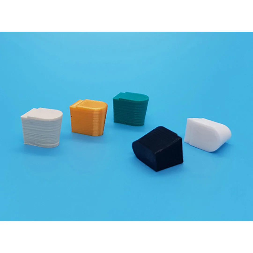Miniature toilet models displayed together at 1:50 scale.