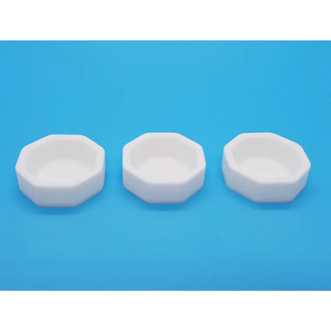 Miniature polygonal bathtubs displayed together at 1:50 scale.