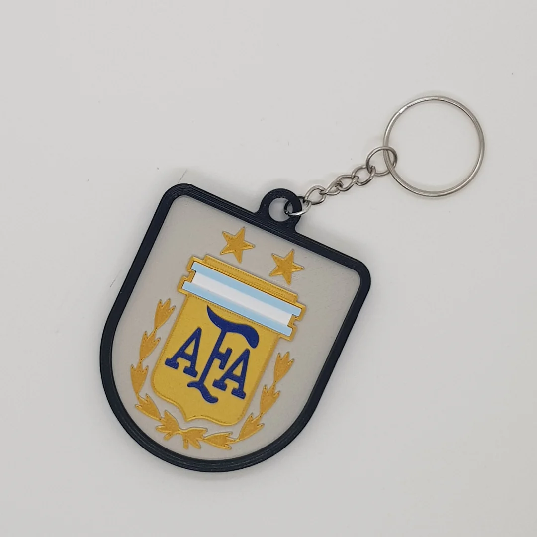 Front view of the Argentina football crest keychain with its chain and key ring.